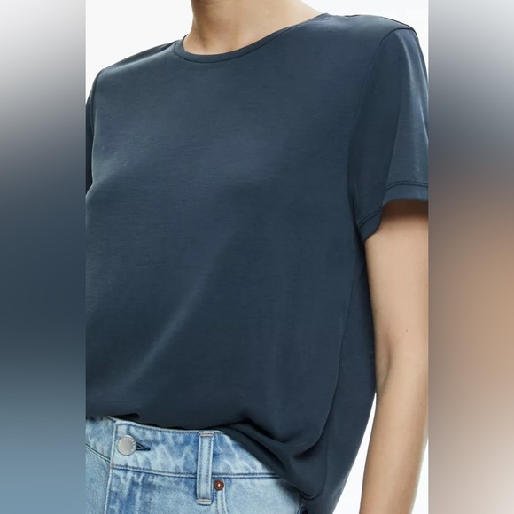 Alice + Olivia "Perfect Tee" T-Shirt Size M Faded Black NWOT $125 - Picture 2 of 11